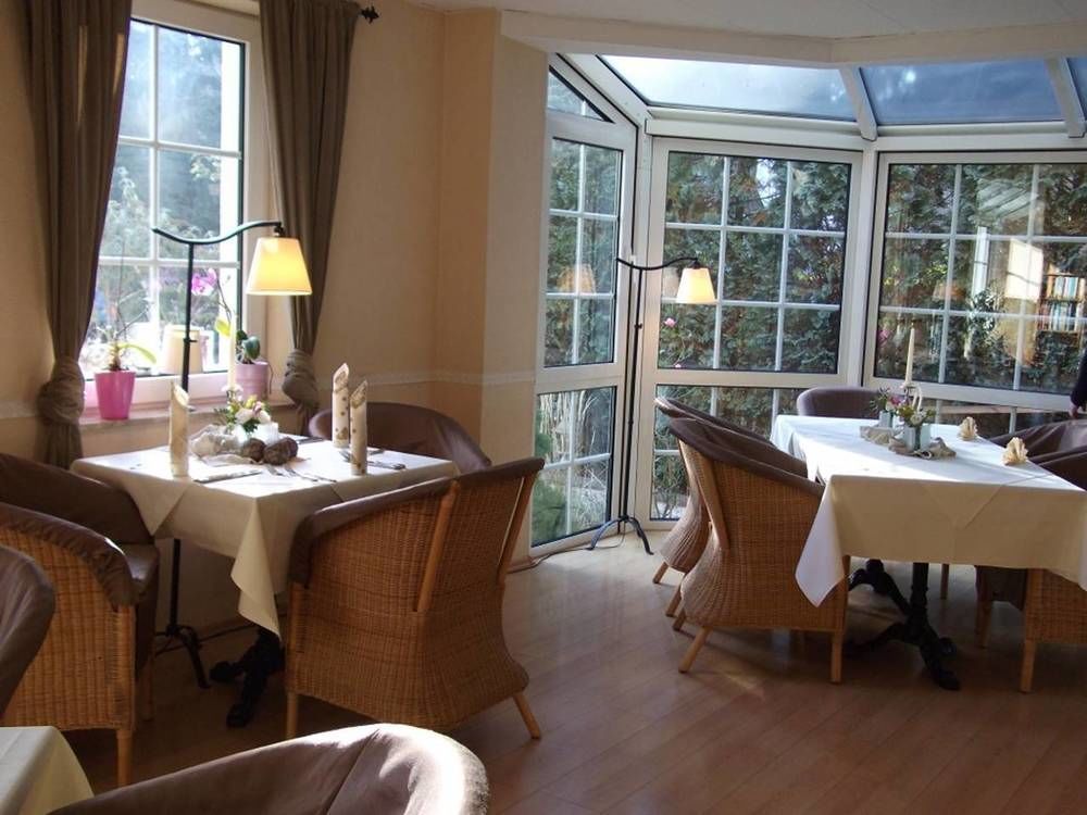 Pension & Cafe Am Kraehenberg ハレ エクステリア 写真