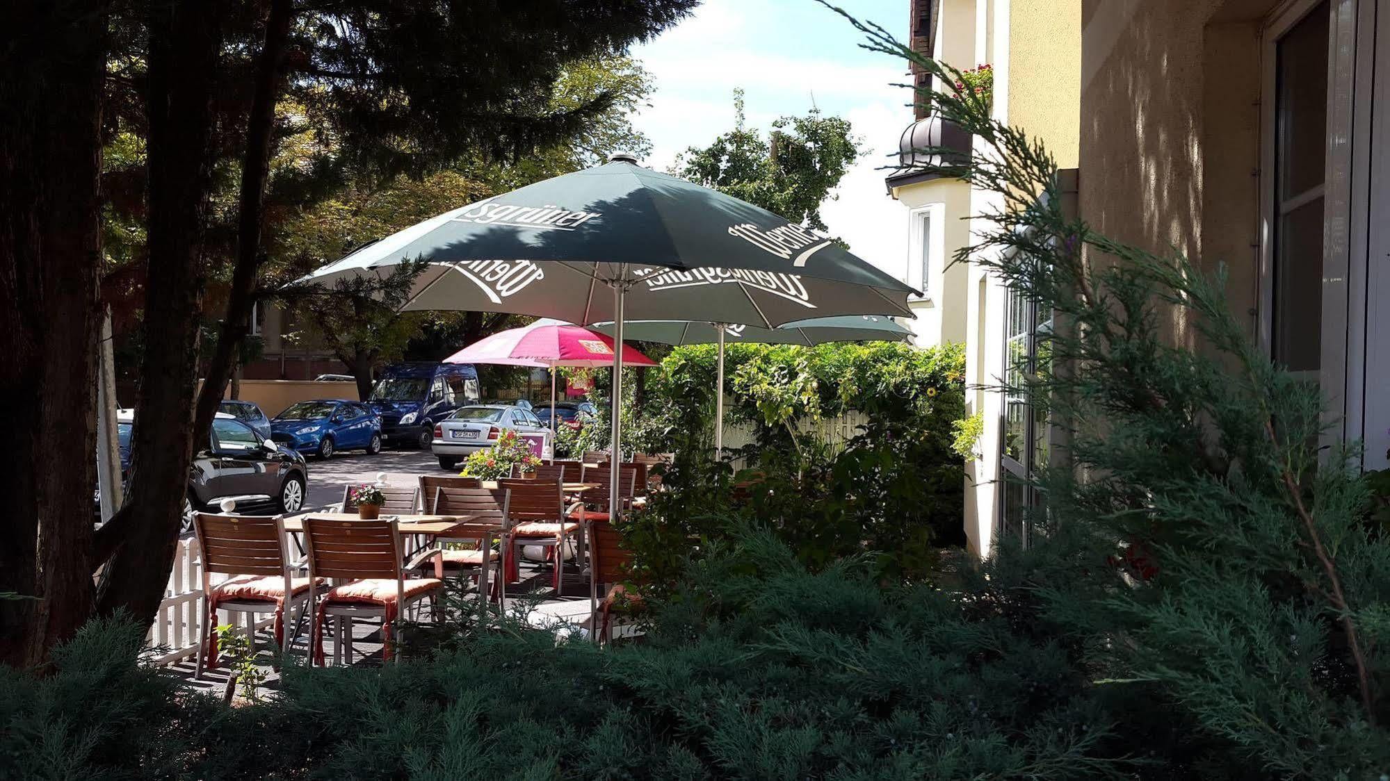 Pension & Cafe Am Kraehenberg ハレ エクステリア 写真
